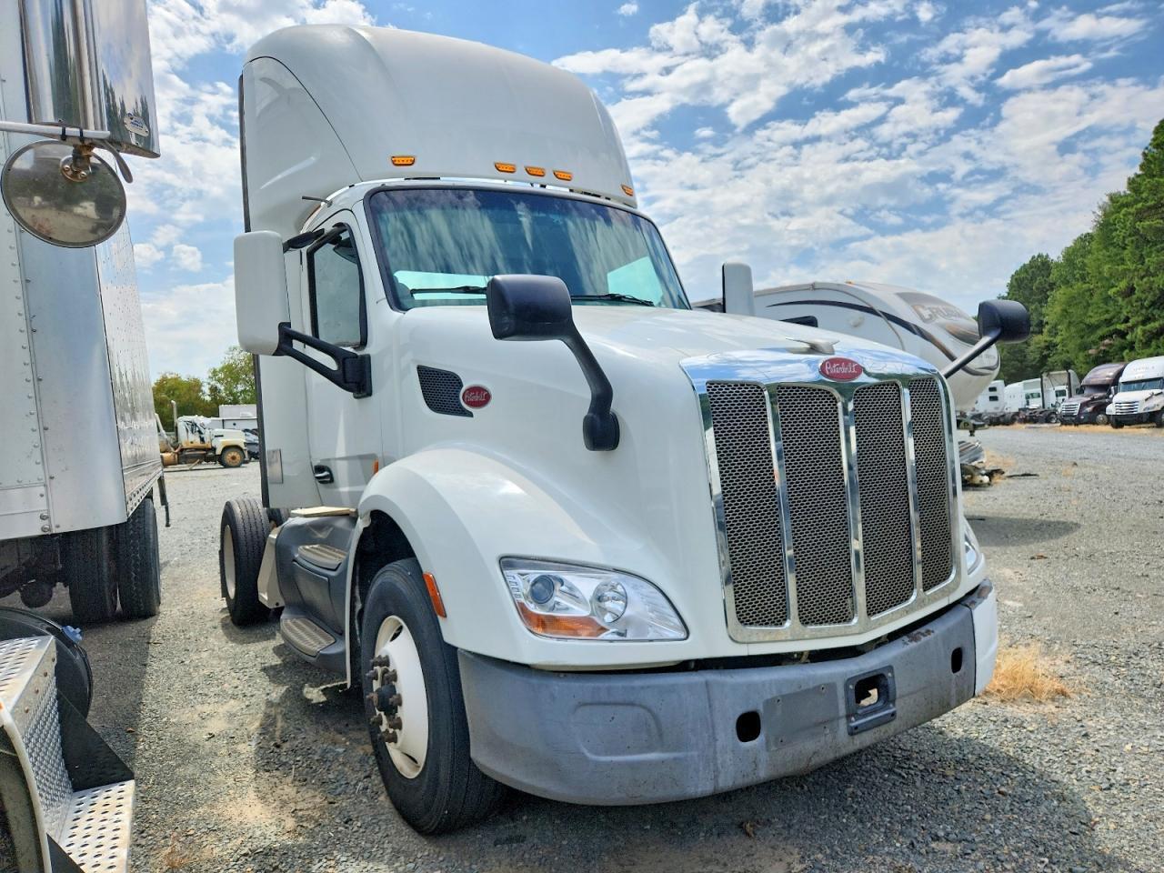 2017 PETERBILT 579 1XPBA48X0HD428989