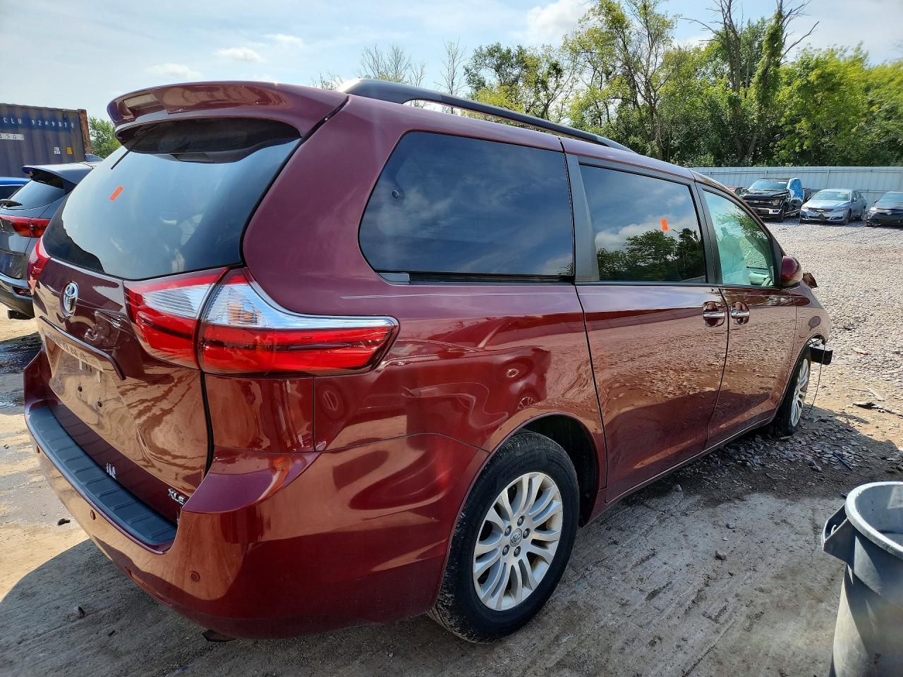 2017 TOYOTA SIENNA XLE PREMIUM 8-PASSENGER — Фото 3 из 12