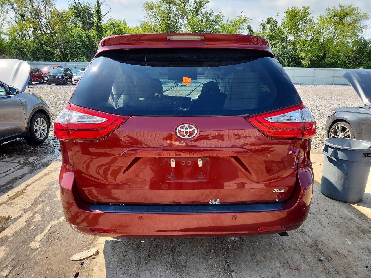 2017 TOYOTA SIENNA XLE PREMIUM 8-PASSENGER — Фото 6 из 12