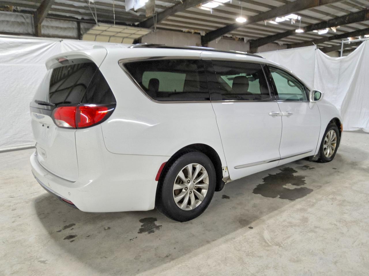 2018 CHRYSLER PACIFICA TOURING L — Фото 3 из 13