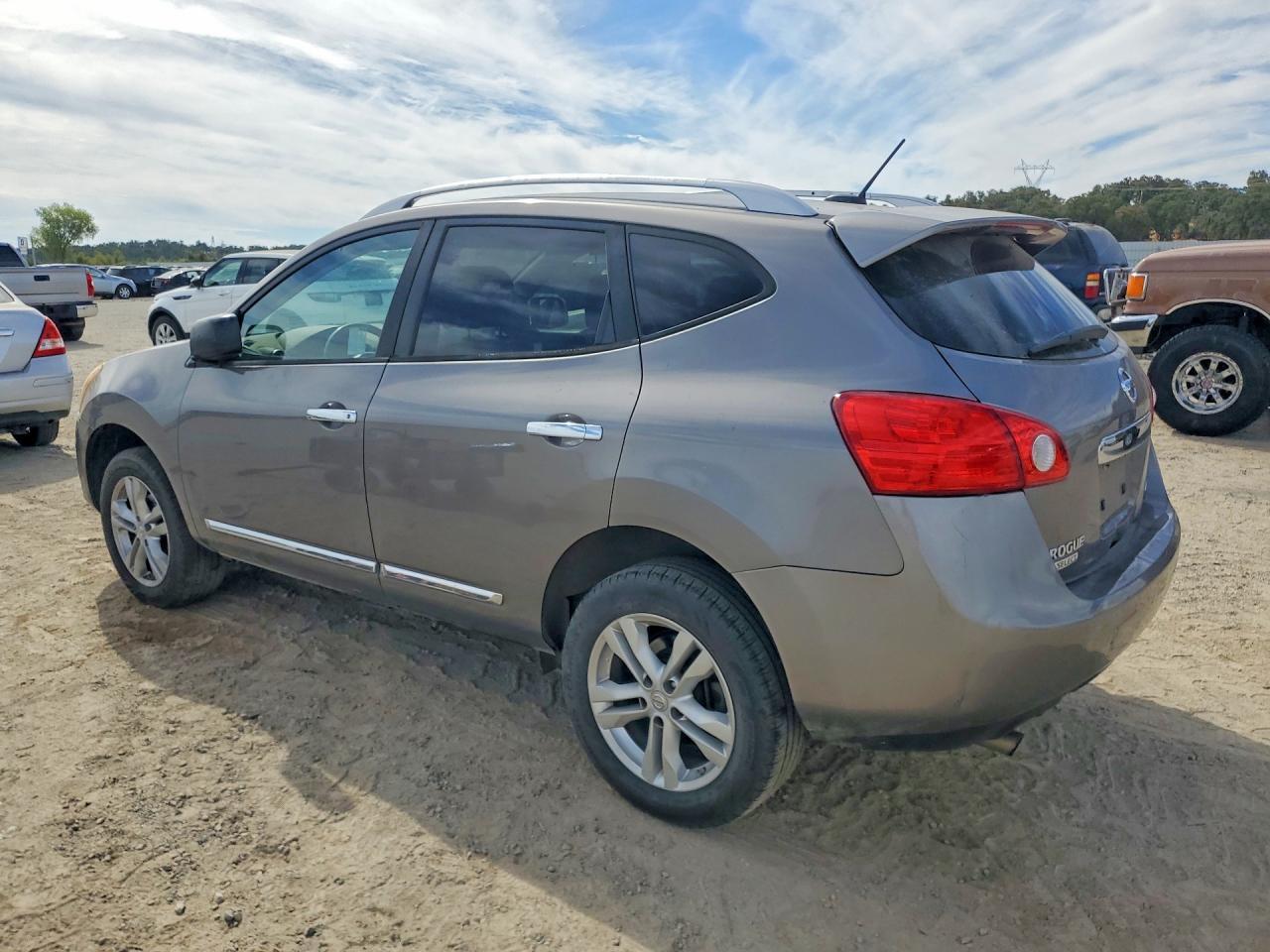JN8AS5MV1FW753760 2015 NISSAN ROGUE SELECT photo no. 2