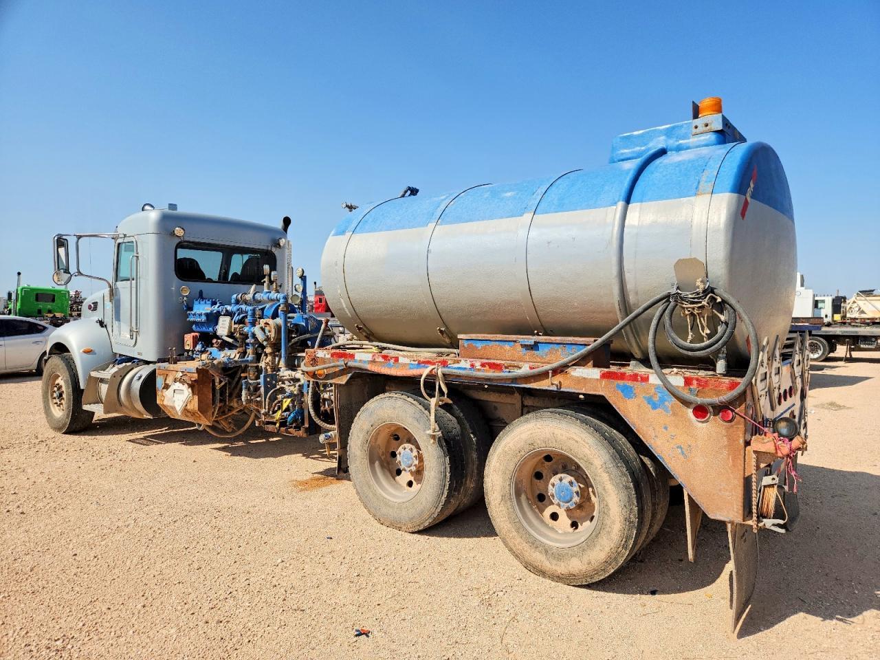 2015 PETERBILT 348 FUEL TRUCK — Фото 3 из 10