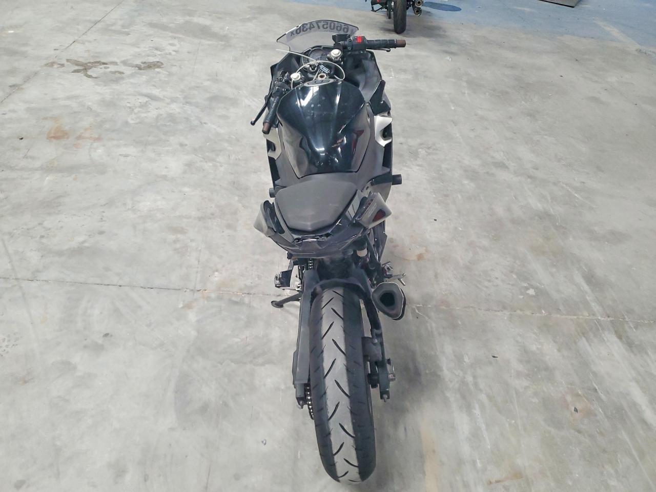 JKAEXKH11JDA12191 2018 KAWASAKI EX400 photo no. 4