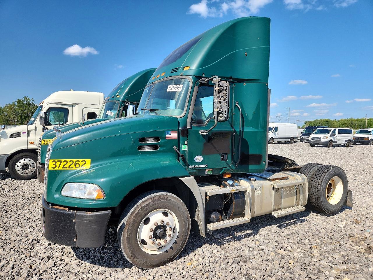 2018 MACK CXU612 SEMI TRUCK