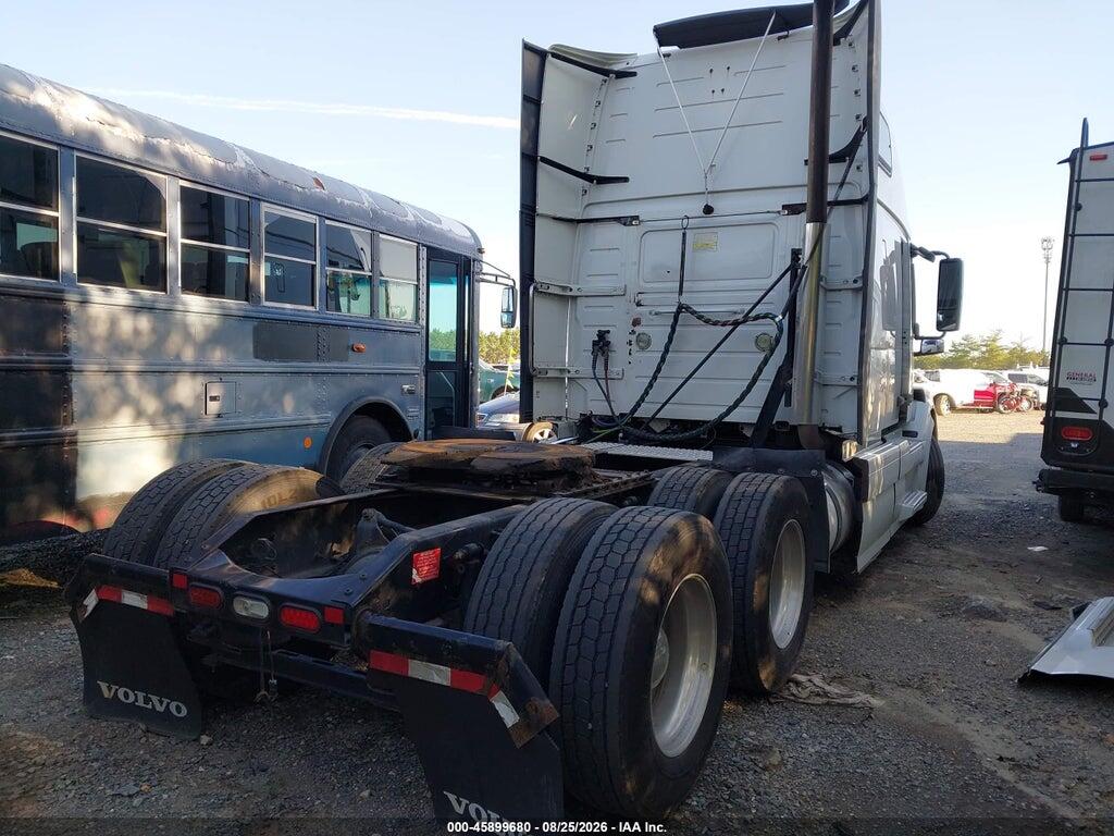 4V4NC9EH3FN908880 2015 VOLVO VN photo no. 4