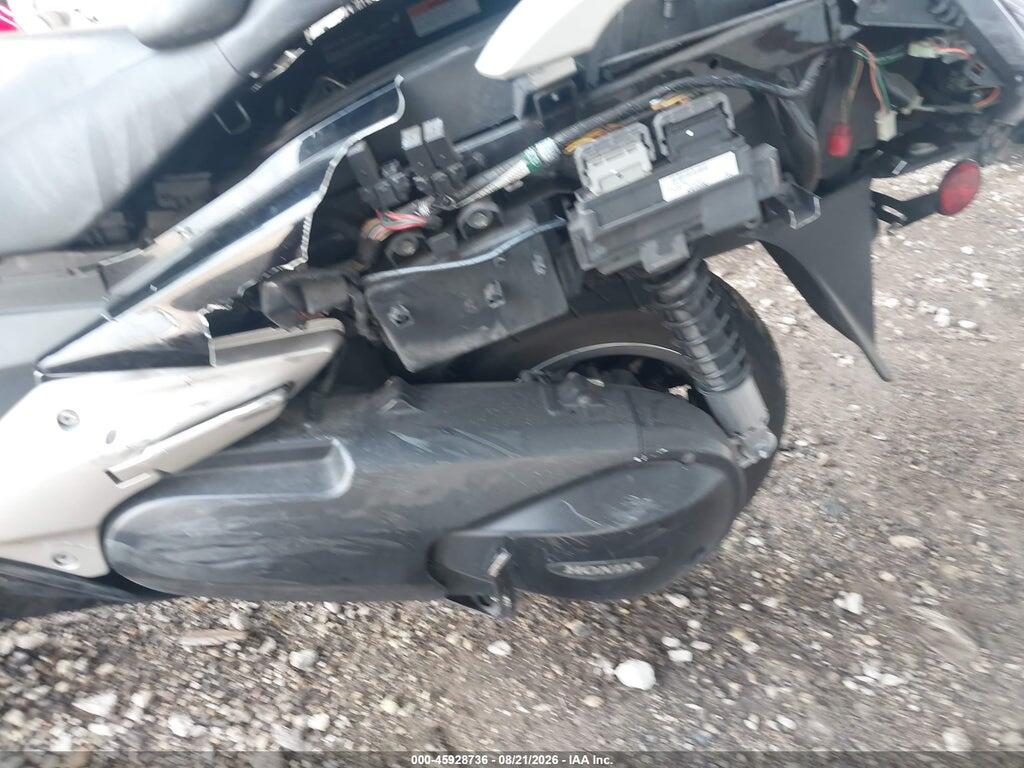 JH2PD0149DK100341 2013 HONDA SILVERWING photo no. 9