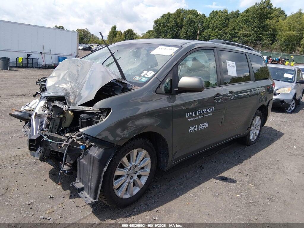 5TDJK3DC8BS020422 2011 TOYOTA SIENNA photo no. 2
