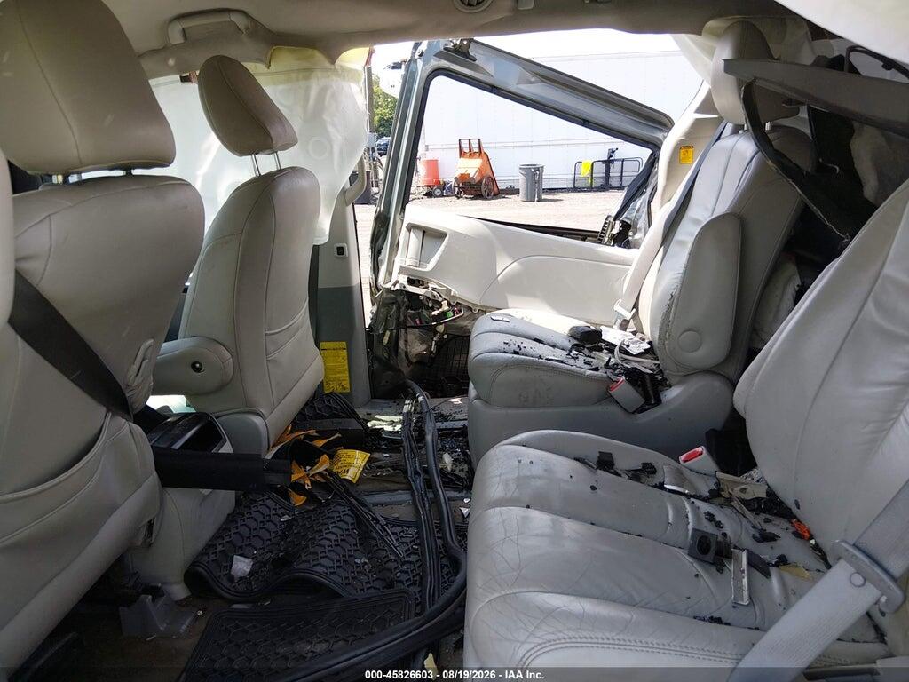 5TDJK3DC8BS020422 2011 TOYOTA SIENNA photo no. 8