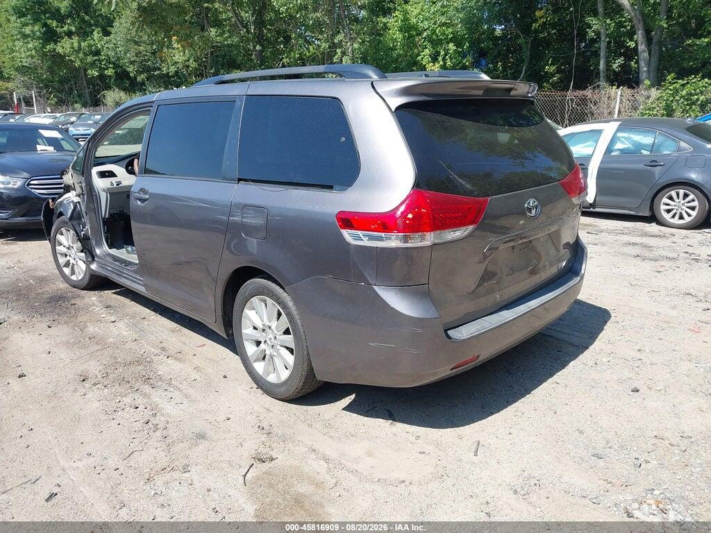 5TDDK3DC2CS035111 2012 TOYOTA SIENNA photo no. 3