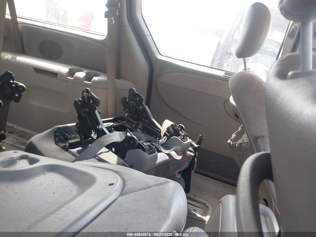 2C8GP64LX2R796975 2002 CHRYSLER TOWN & COUNTRY photo no. 8
