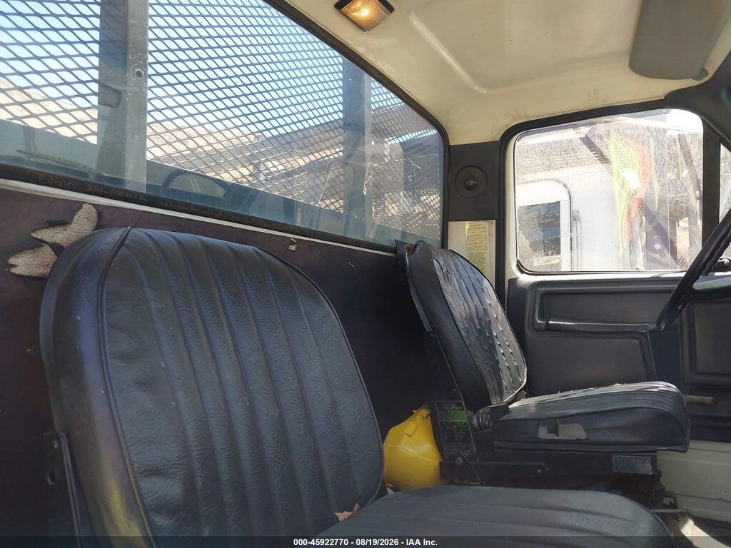 1FDNK74P8KVA49044 1989 FORD F700 photo no. 6
