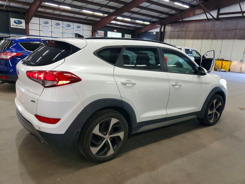 KM8J3CA23JU631571 2018 HYUNDAI TUCSON photo no. 3