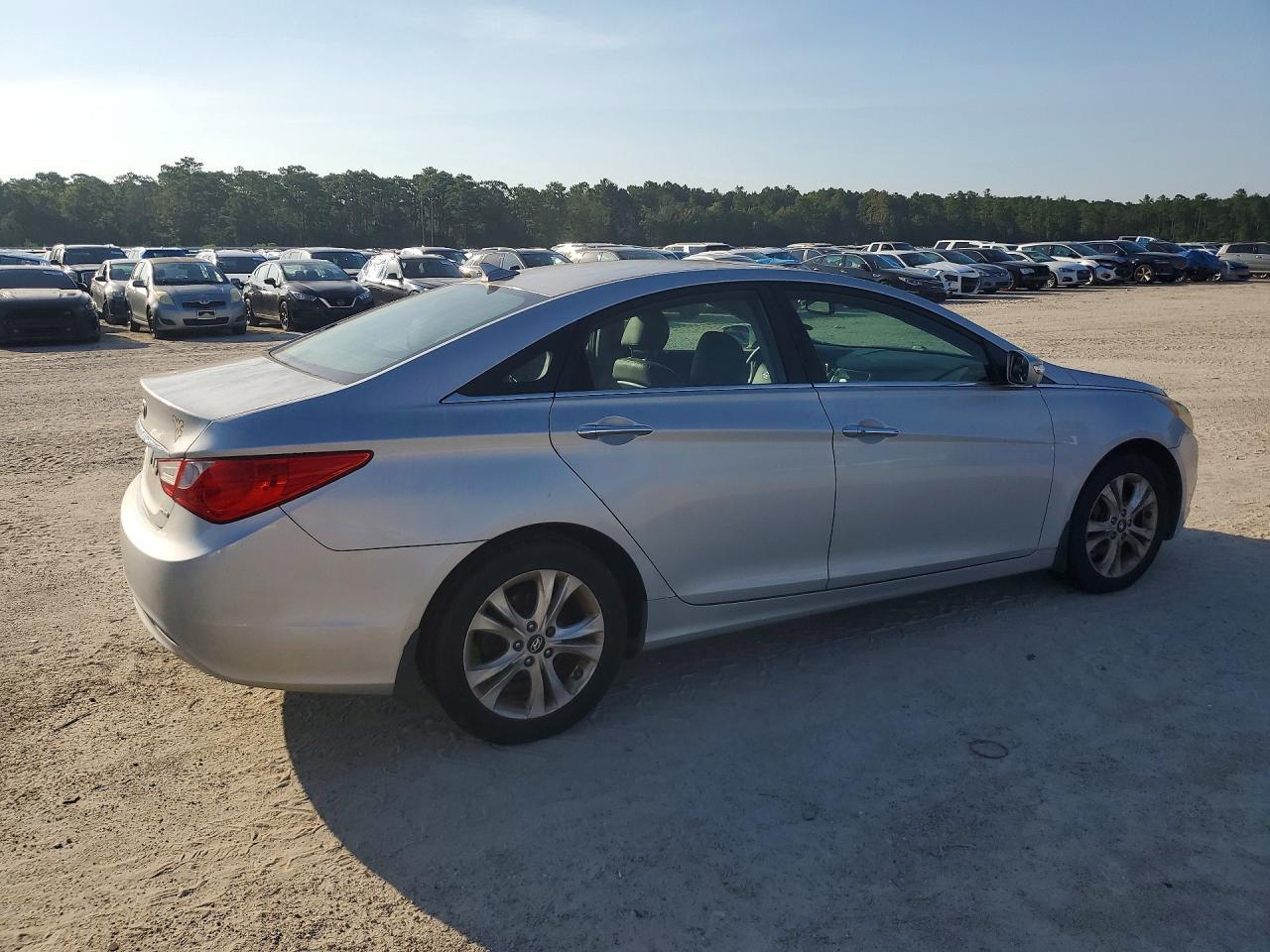 5NPEC4AC9BH115716 2011 HYUNDAI SONATA photo no. 3