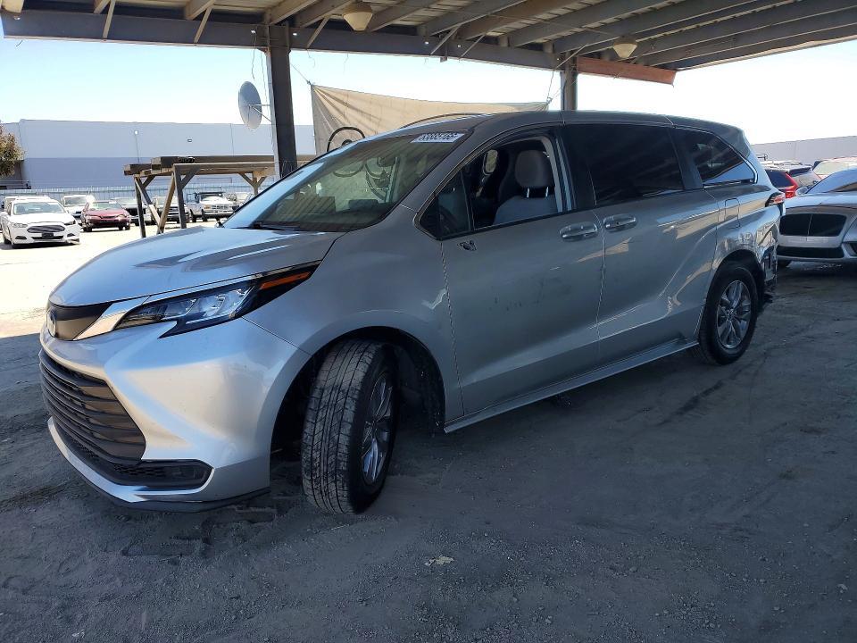 2022 TOYOTA SIENNA 5TDKRKEC8NS116516