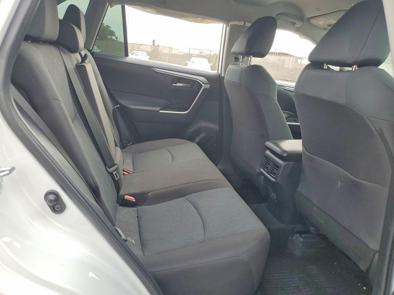2024 TOYOTA RAV4 XLE — Фото 11 из 13