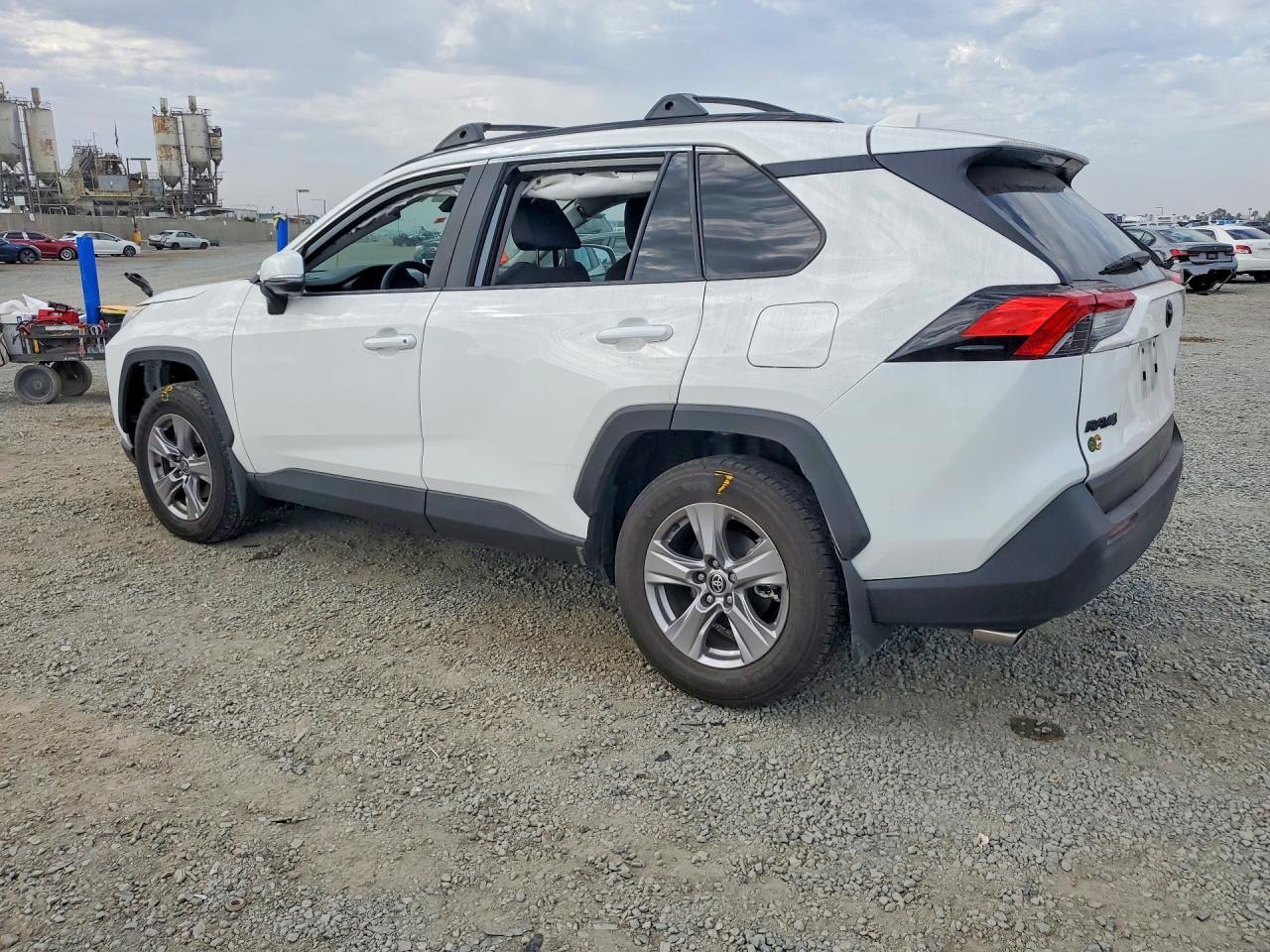 2024 TOYOTA RAV4 XLE — Фото 2 из 13
