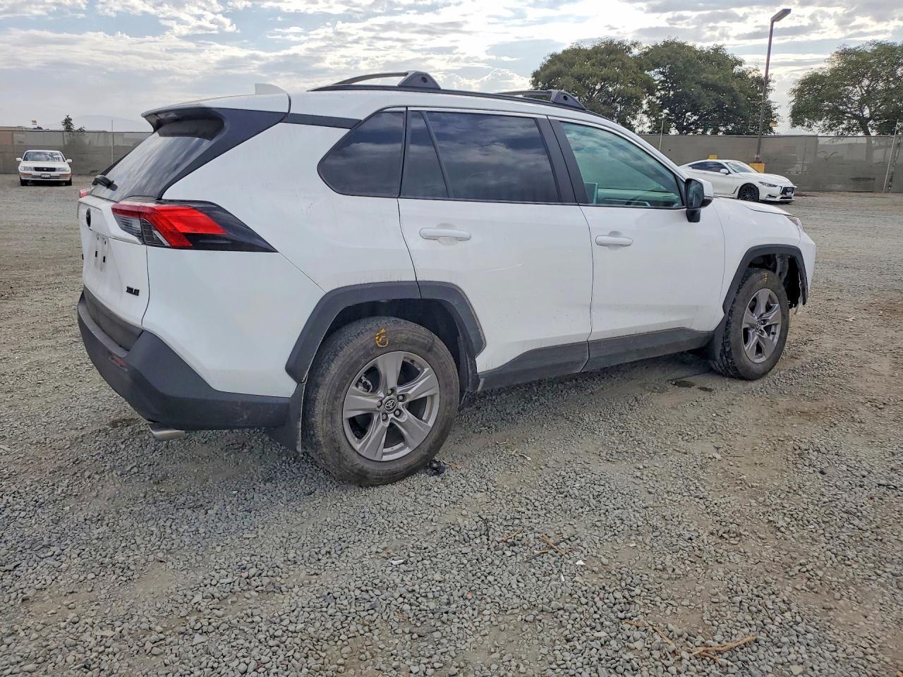 2024 TOYOTA RAV4 XLE — Фото 3 из 13