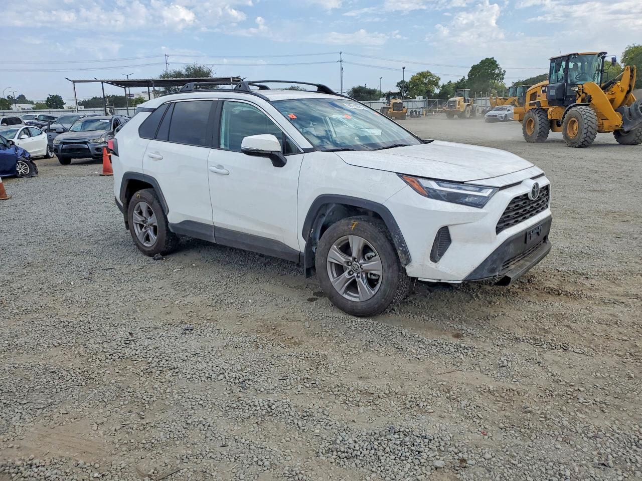 2024 TOYOTA RAV4 XLE — Фото 4 из 13