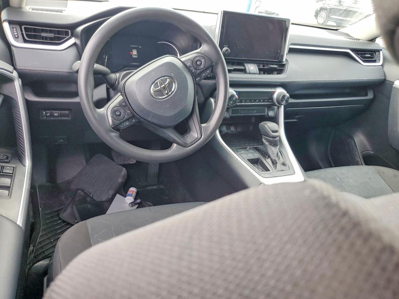 2024 TOYOTA RAV4 XLE — Фото 8 из 13