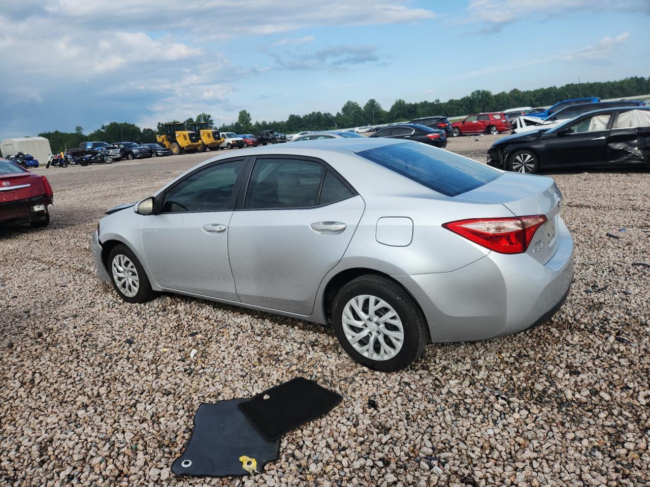 5YFBURHEXJP855653 2018 TOYOTA COROLLA photo no. 2