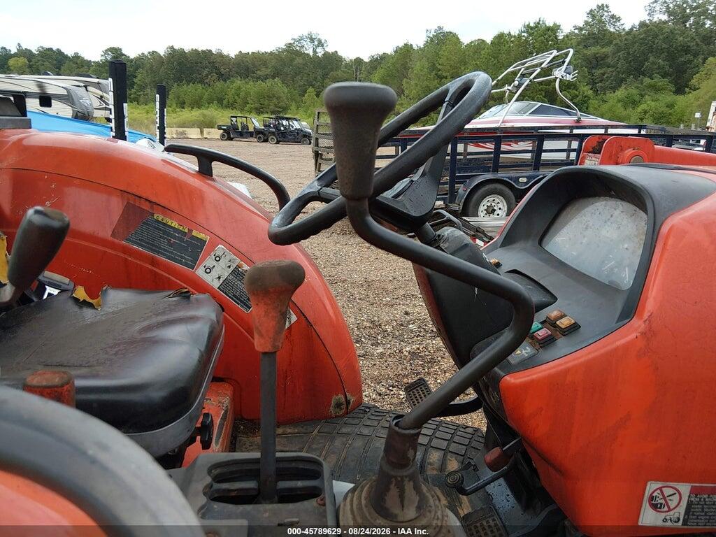 00000000000077747 2018 KUBOTA M7060D TRACTOR AND LOADER photo no. 5