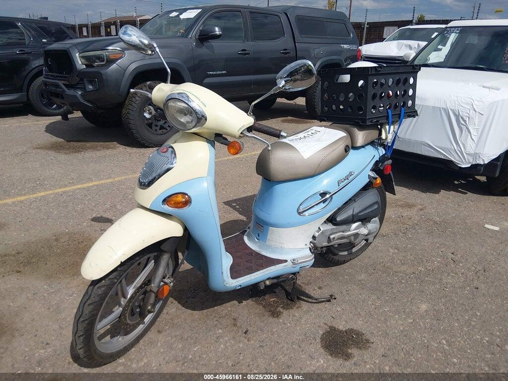 RFBB1A0419B520727 2009 KYMCO USA INC PEOPLE photo no. 2