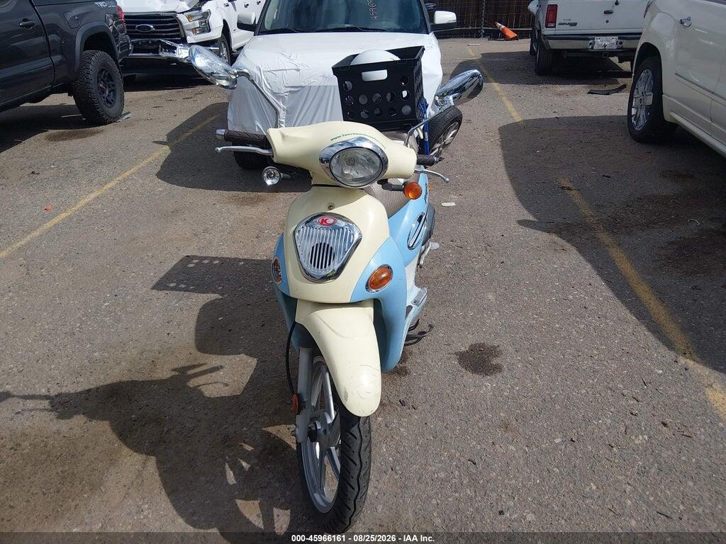 RFBB1A0419B520727 2009 KYMCO USA INC PEOPLE photo no. 5