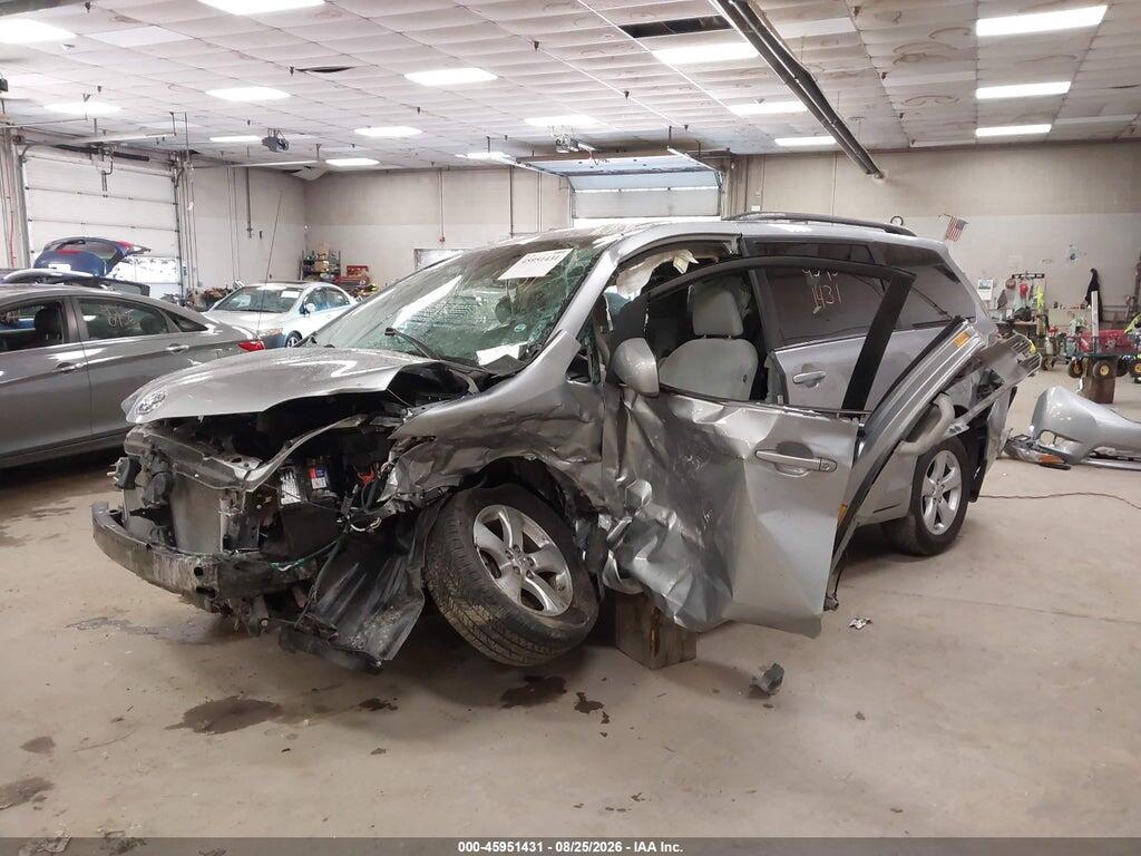 5TDKK3DC8BS160944 2011 TOYOTA SIENNA photo no. 2