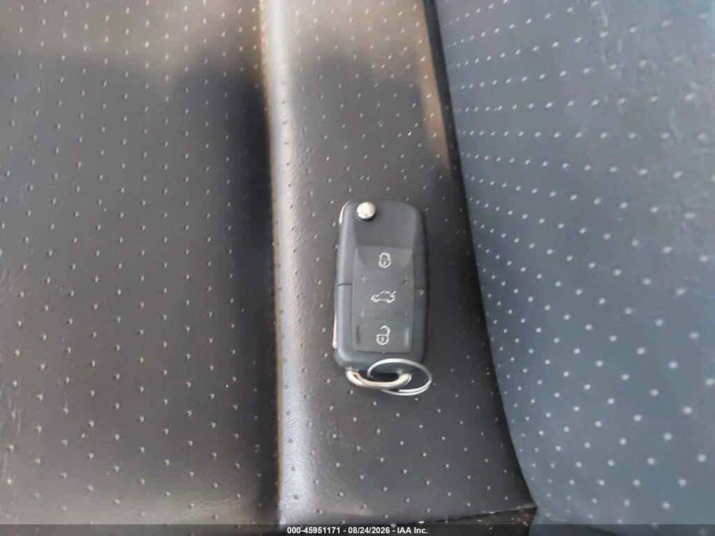 3VWRW3AG2AM027196 2010 VOLKSWAGEN NEW BEETLE photo no. 11