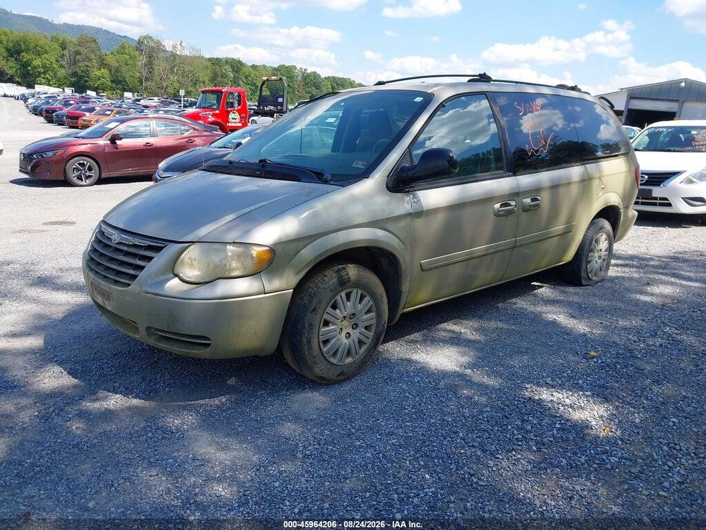 2C4GP44RX5R174889 2005 CHRYSLER TOWN & COUNTRY photo no. 2