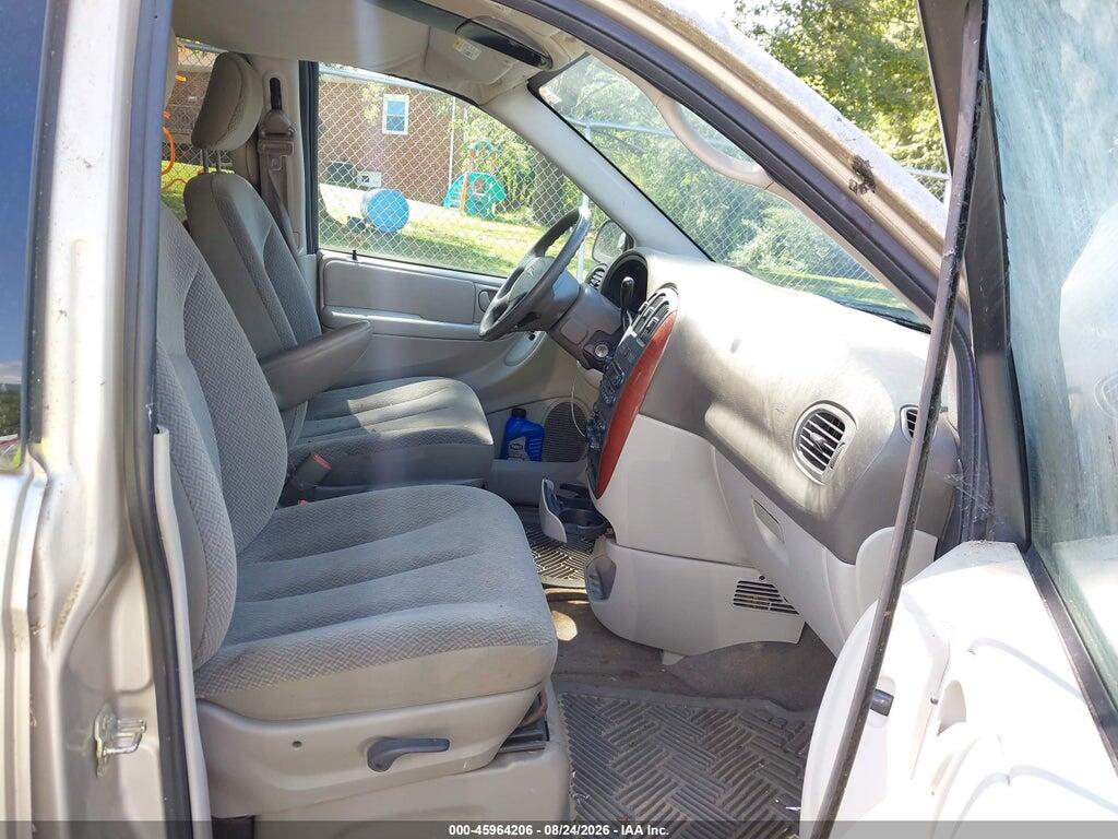 2C4GP44RX5R174889 2005 CHRYSLER TOWN & COUNTRY photo no. 5