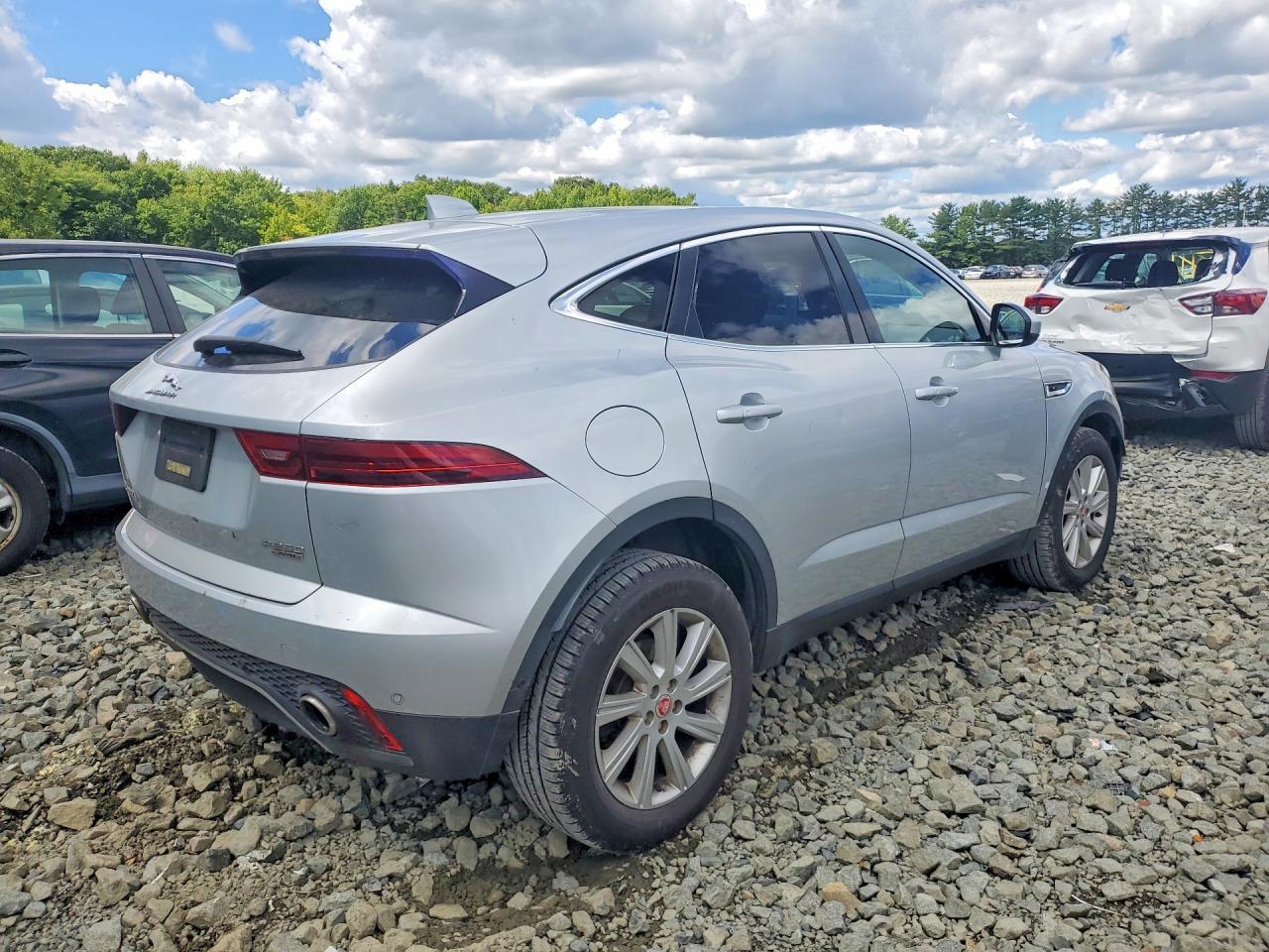 SADFJ2FX6J1Z05110 2018 JAGUAR E-PACE photo no. 3