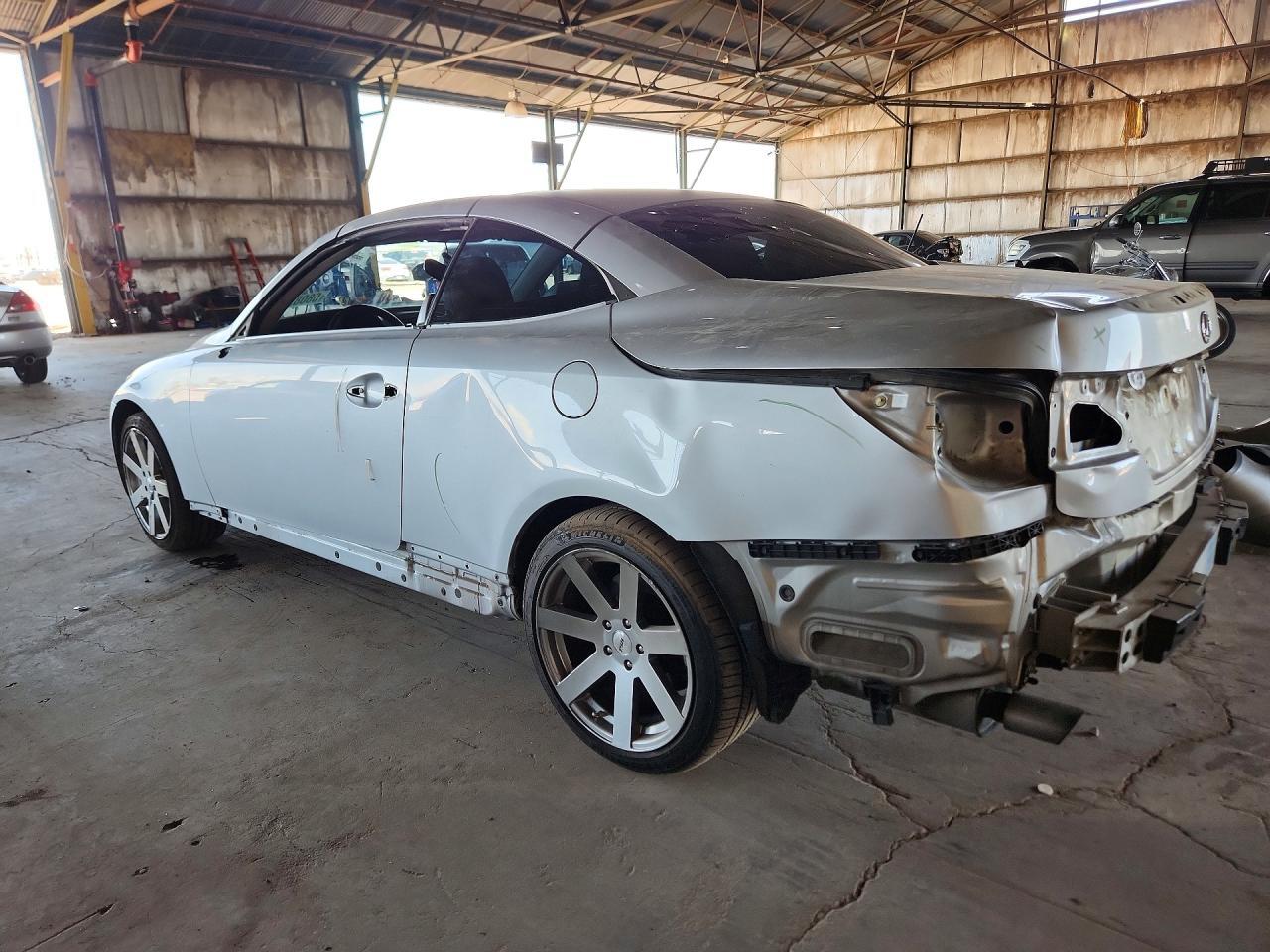 JTHFF2C2XB2518236 2011 LEXUS IS 250C photo no. 2