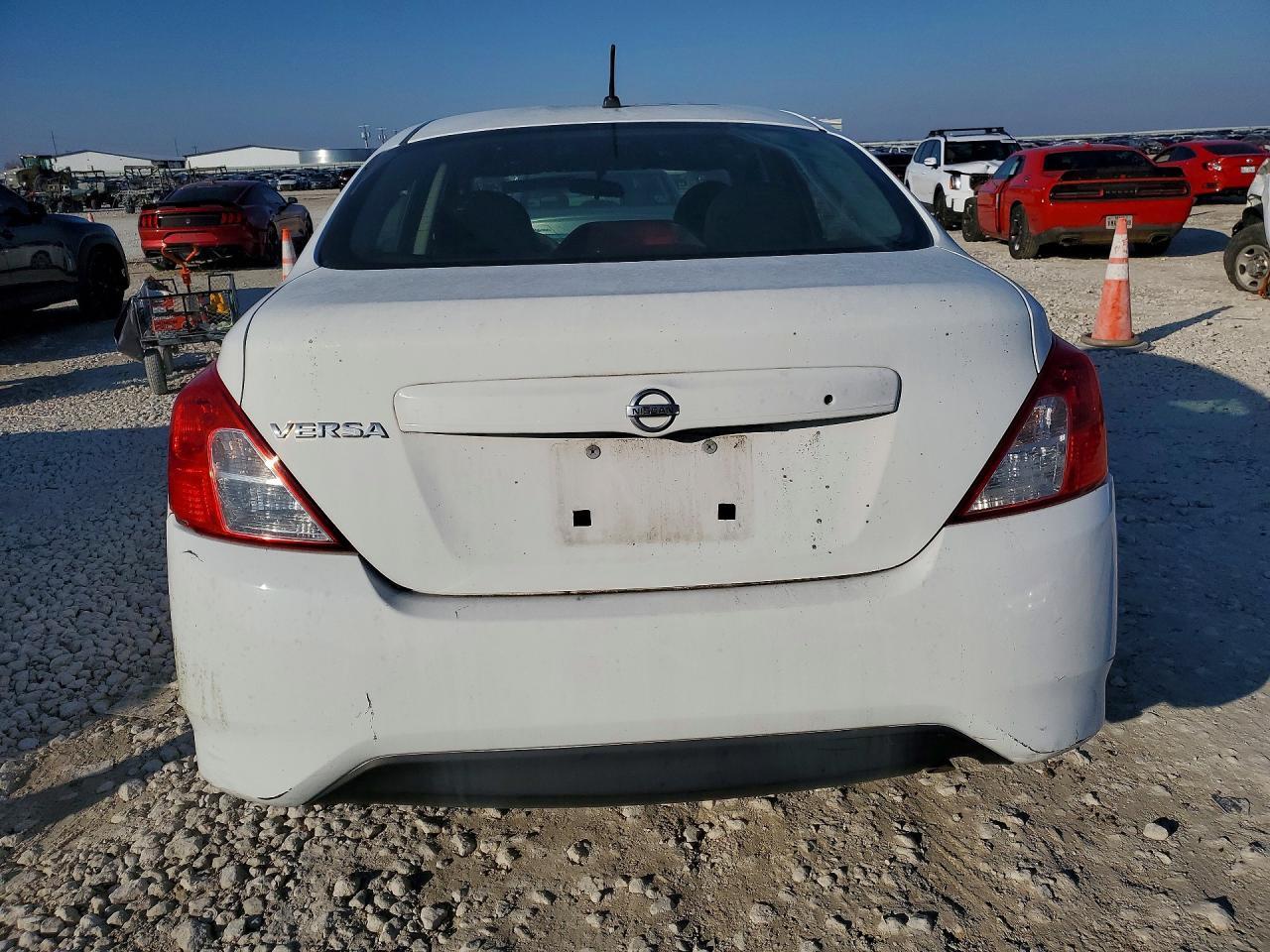 2015 NISSAN VERSA S — Фото 6 из 12