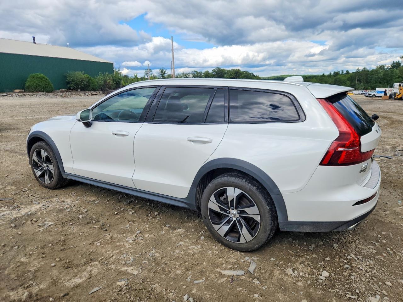 2020 VOLVO V60 CROSS COUNTRY T5 MOMENTUM — Фото 2 из 12