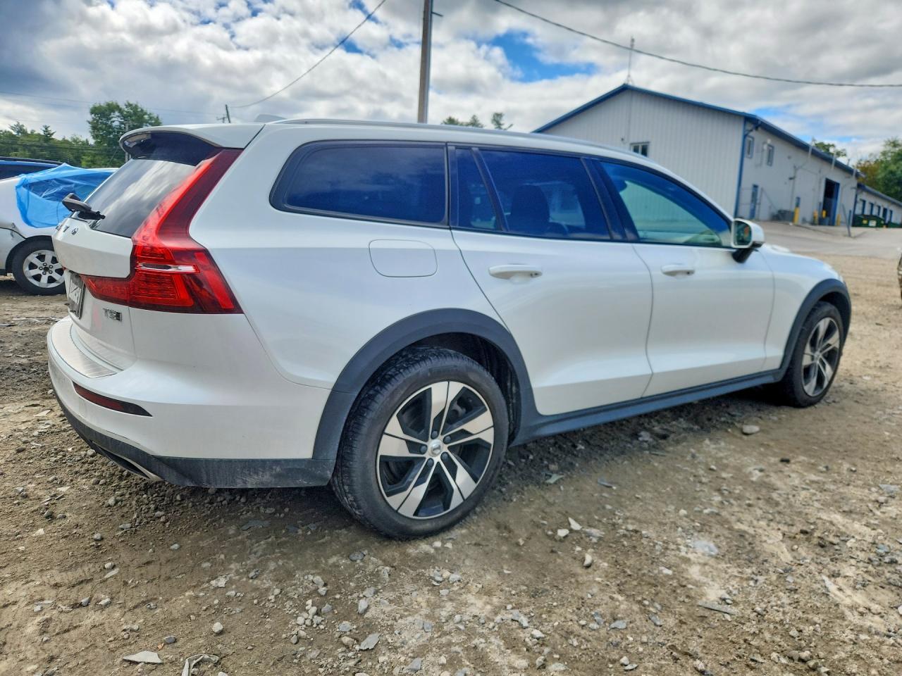 2020 VOLVO V60 CROSS COUNTRY T5 MOMENTUM — Фото 3 из 12