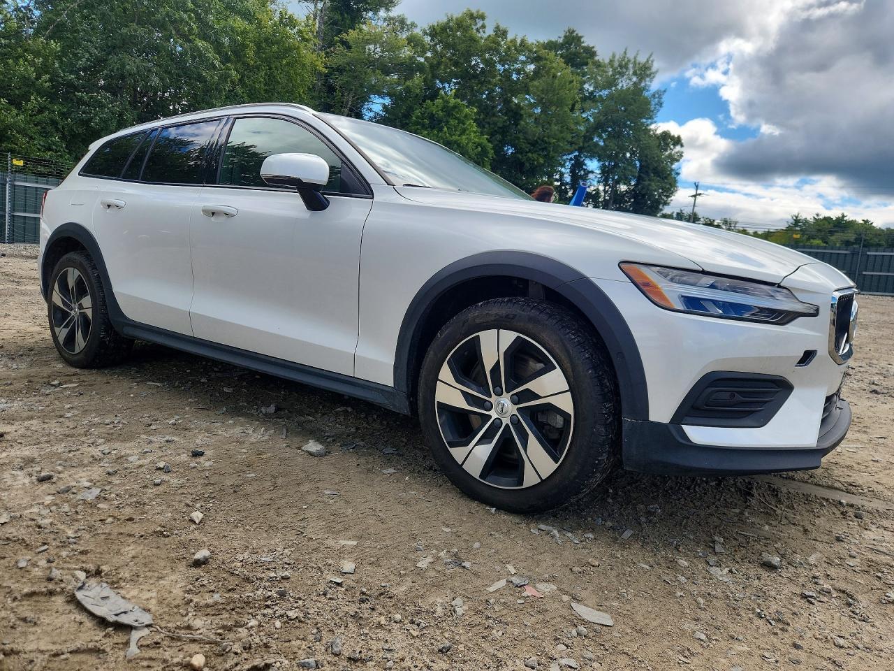 2020 VOLVO V60 CROSS COUNTRY T5 MOMENTUM — Фото 4 из 12