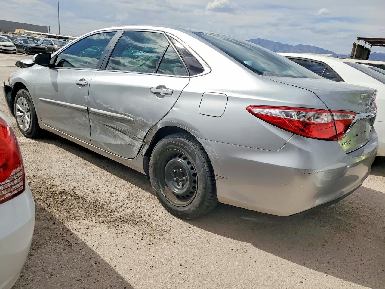 2015 TOYOTA CAMRY LE — Фото 2 из 12