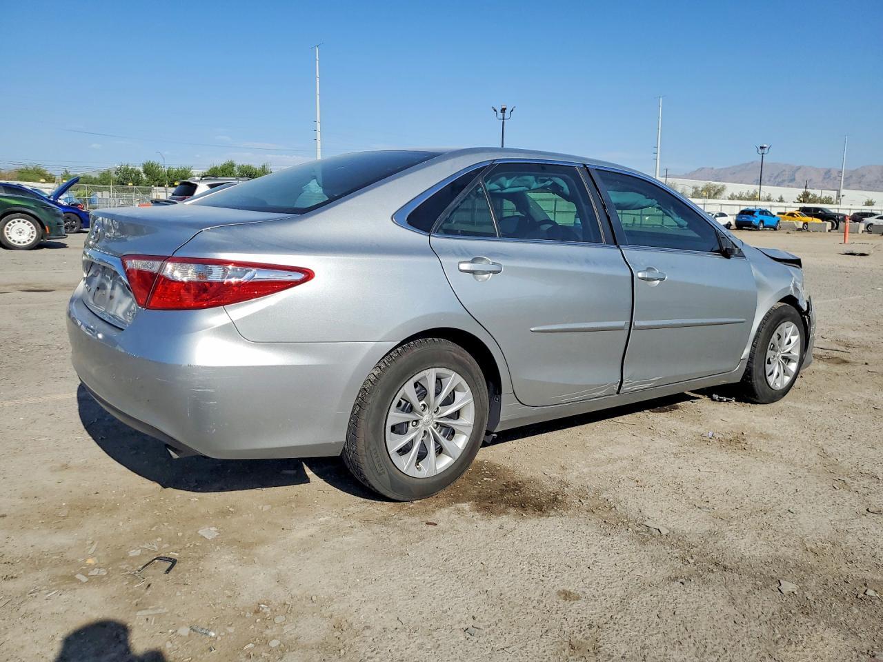 2015 TOYOTA CAMRY LE — Фото 3 из 12