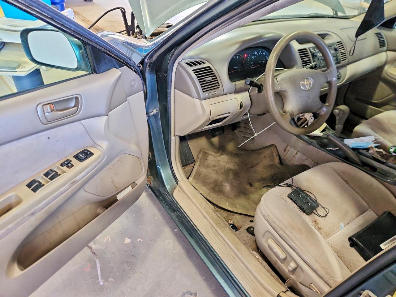 2004 TOYOTA CAMRY LE — Фото 8 из 12