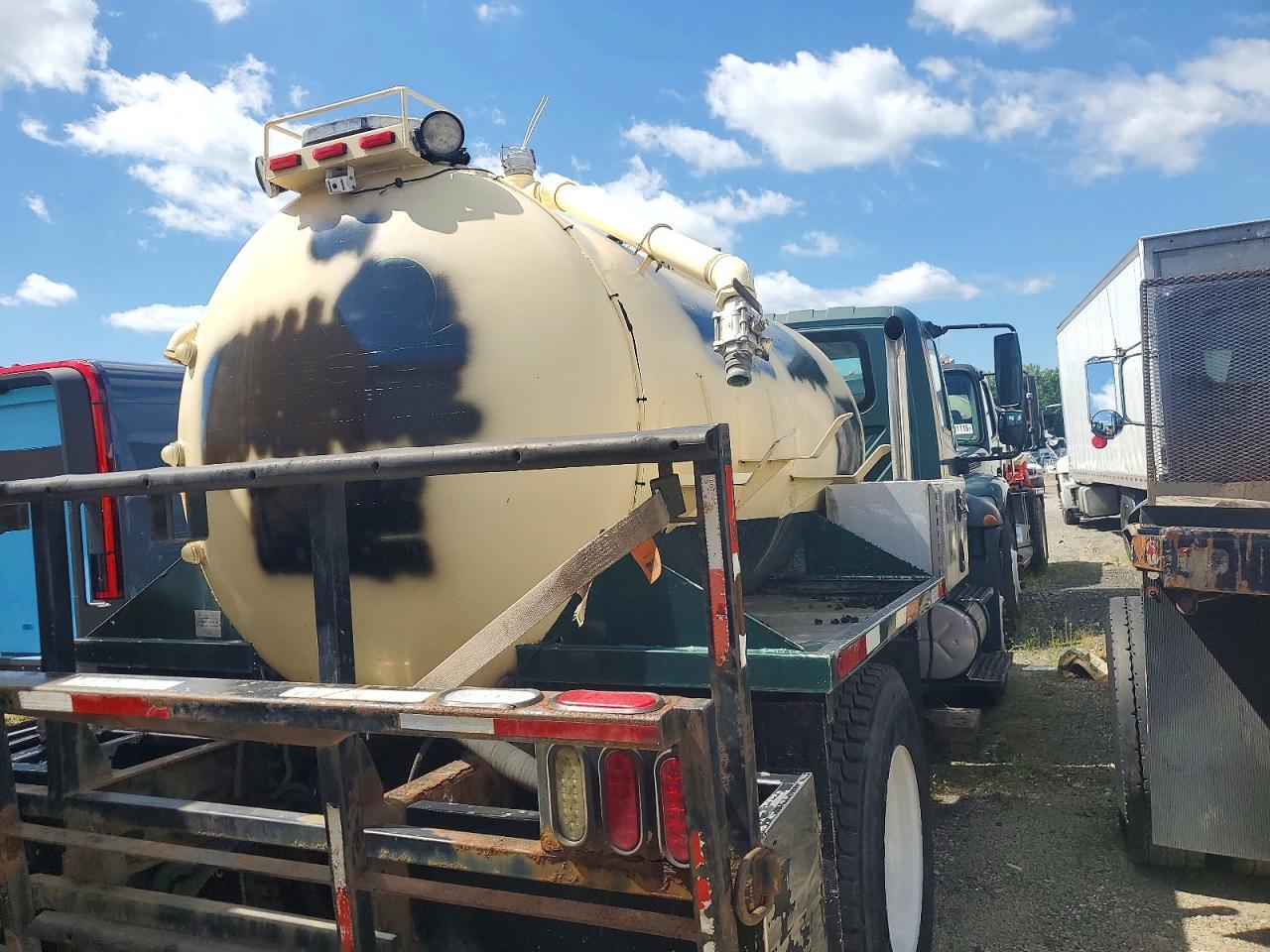 2005 INTERNATIONAL 4300 TANK TRUCK — Фото 12 из 12