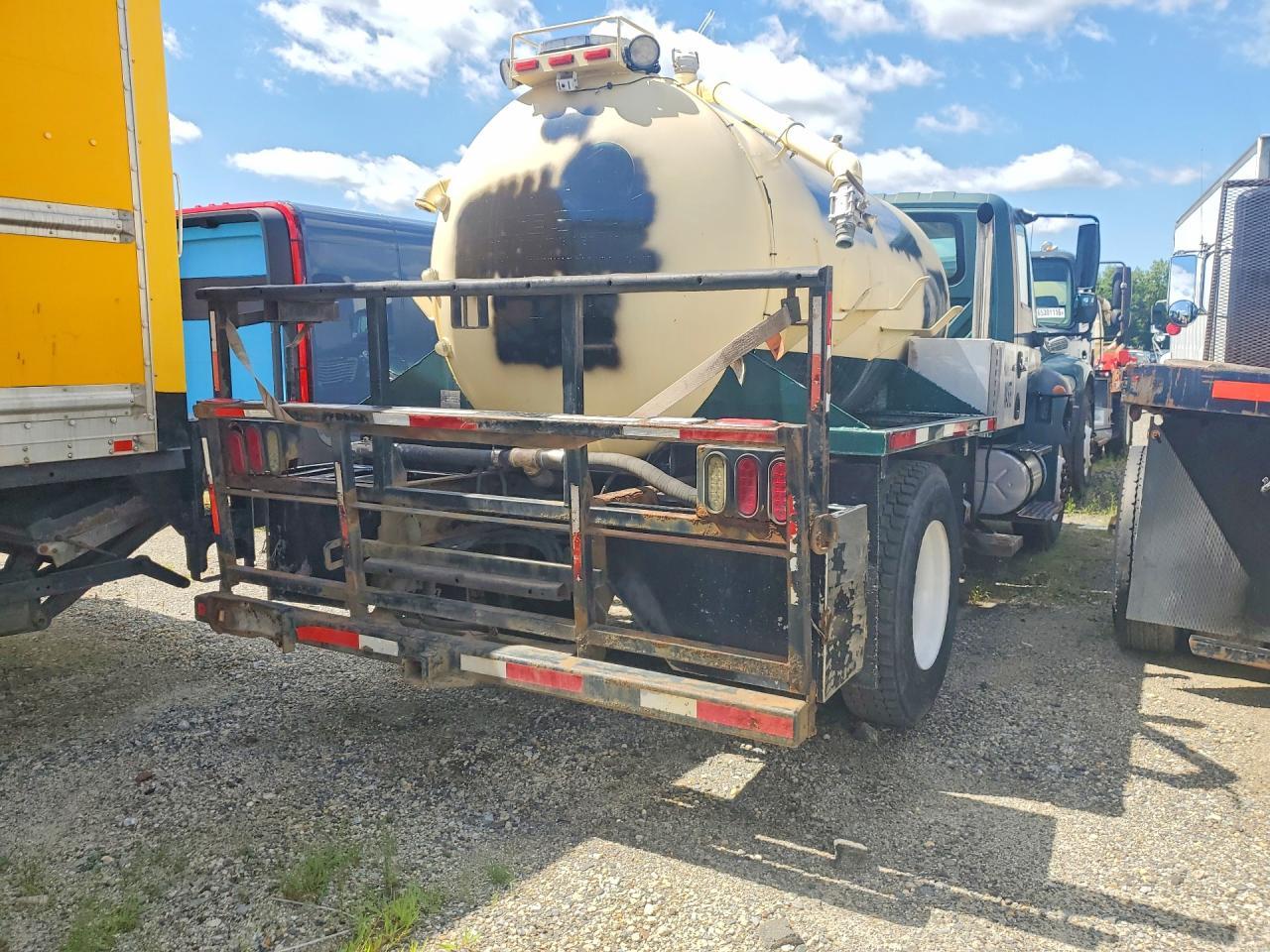 2005 INTERNATIONAL 4300 TANK TRUCK — Фото 3 из 12