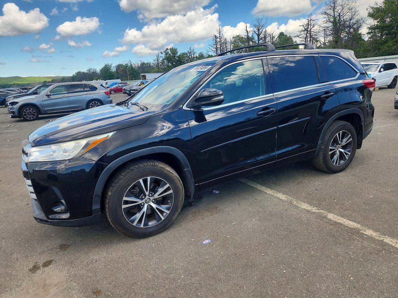 2018 TOYOTA HIGHLANDER LE