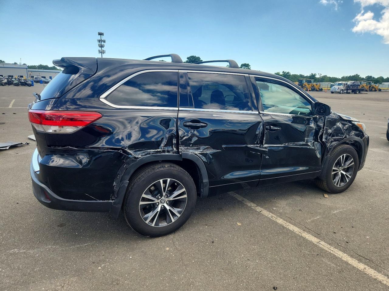2018 TOYOTA HIGHLANDER LE — Фото 3 из 13