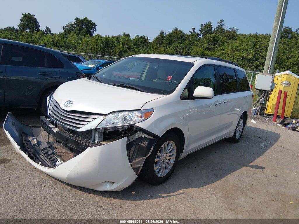 5TDYZ3DC7HS788735 2017 TOYOTA SIENNA photo no. 2