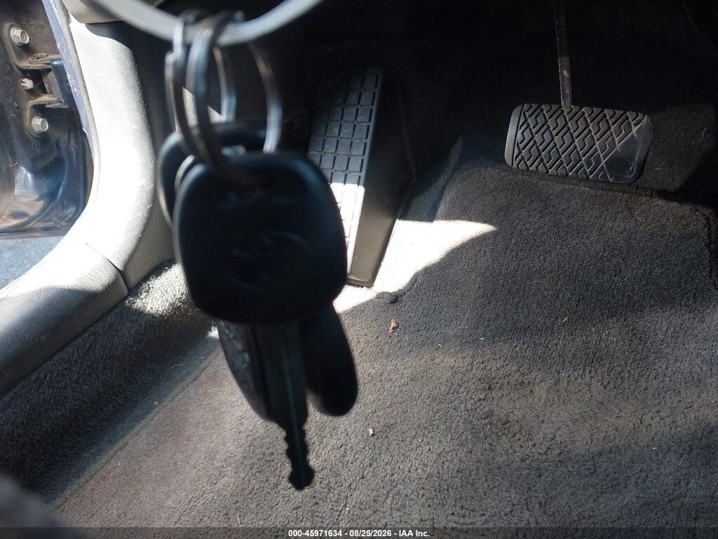2T1LR30E16C556672 2006 TOYOTA MATRIX photo no. 11