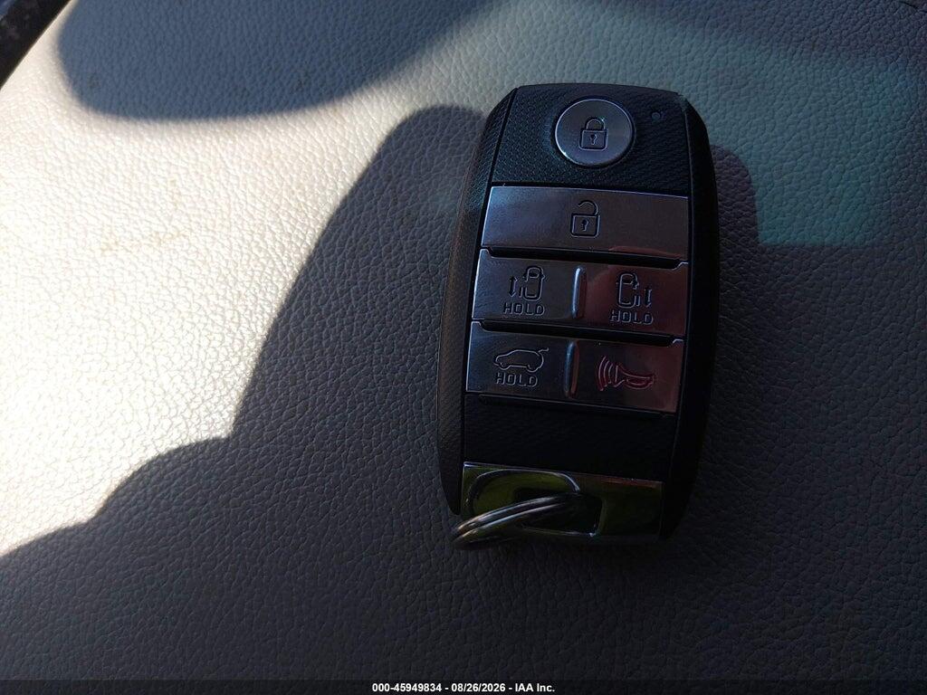 KNDMC5C15J6423391 2018 KIA SEDONA photo no. 11