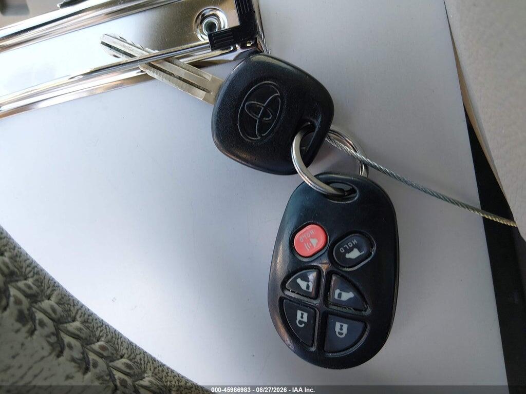 5TDDK3DC6BS030136 2011 TOYOTA SIENNA photo no. 11
