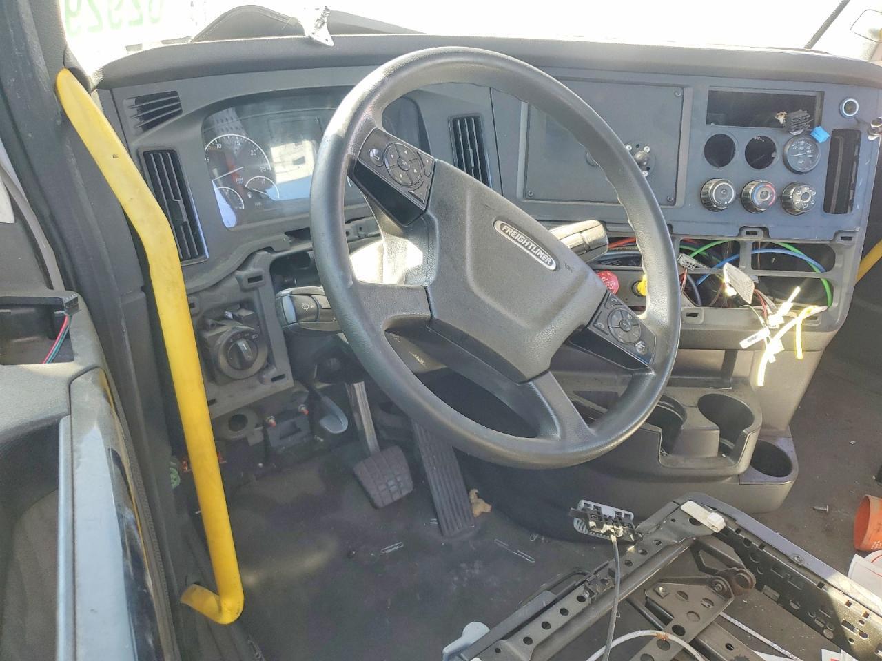 2023 FREIGHTLINER CASCADIA 116 SEMI TRUCK — Фото 8 из 12