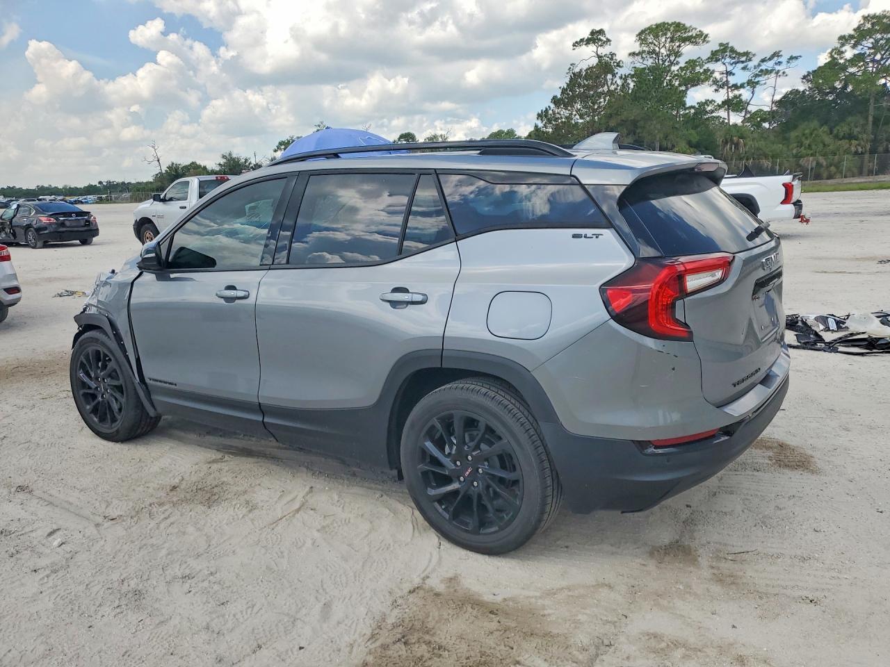 2023 GMC TERRAIN SLT — Фото 2 из 14
